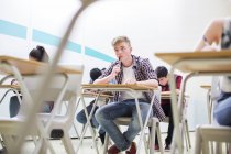 Studenti che scrivono il loro esame GCSE in classe — Foto stock