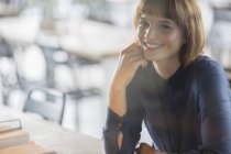 Mujer de negocios sonriendo en la cafetería - foto de stock