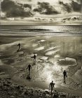 Silhouette di surfisti che camminano con tavole da surf sulla spiaggia di Perranuthnoe — Foto stock