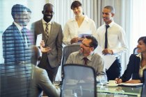 Geschäftsleute lächeln während eines Geschäftstreffens im Konferenzraum — Stockfoto