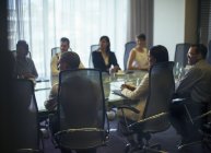 Des hommes d'affaires assistent à une réunion en salle de conférence — Photo de stock