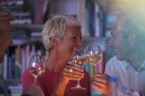 Amici più anziani brindare tra loro con vino bianco — Foto stock