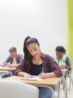 Schüler schreiben ihre gcse-Prüfung im Klassenzimmer — Stockfoto