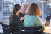 Geschäftsfrauen unterhalten sich in Bürotreffen — Stockfoto
