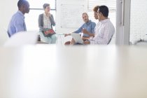 Grupo de empresários que se reúnem no escritório moderno — Fotografia de Stock