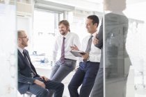 Empresários que se reúnem no escritório moderno — Fotografia de Stock