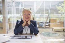 Imprenditrice che sorride in ufficio — Foto stock