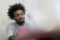 Estudiante universitario enfocado escuchando durante el seminario en el aula - foto de stock