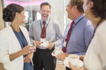 Люди у фойє конференц-центру під час перерви на каву — стокове фото