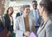 Büro-Team gratuliert Geschäftsfrau in modernem Büro — Stockfoto