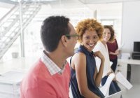 Gruppe lächelnder Geschäftsleute trifft sich im Büro — Stockfoto