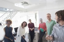 Sorrindo equipe que tem reunião no escritório moderno — Fotografia de Stock