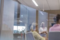 Empresária levando reunião na sala de conferências — Fotografia de Stock