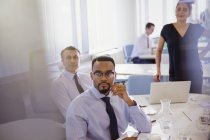 Attenti uomini d'affari che ascoltano in sala conferenze — Foto stock