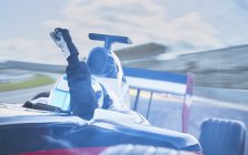 Formule 1 voiture de course conducteur acclamations, geste avec poing sur la piste de sport — Photo de stock