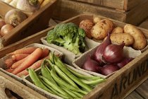Nature morte variété de récolte de légumes frais, biologiques et sains dans une caisse en bois — Photo de stock