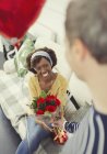 Чоловік, даючи день Святого Валентина зросли букет і повітряна куля до дружини — стокове фото