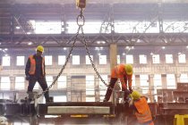Stahlarbeiter befestigen Krankette in Fabrik — Stockfoto