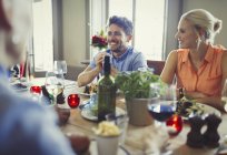 Smiling couple dining at restaurant table — Stock Photo