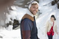 Retrato de pareja sonriente en la nieve - foto de stock