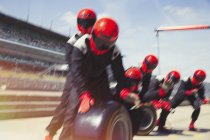 Boxencrew bereitet Reifen in Formel-1-Boxengasse vor — Stockfoto