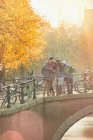 Freunde machen Selfie mit Selfie-Stick auf Herbstbrücke über Kanal in Amsterdam — Stockfoto