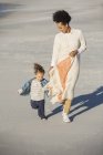 Mutter und Tochter spazieren am Strand — Stockfoto