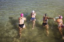 Vista aérea de nadadoras ativas do sexo feminino no mar ao ar livre — Fotografia de Stock
