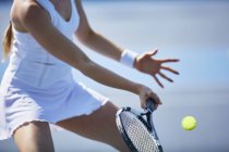 Joueuse de tennis jouant au tennis, tenant une raquette de tennis — Photo de stock