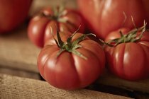 Natureza morta feche tomates de herança vermelhos frescos, orgânicos, sãos — Fotografia de Stock