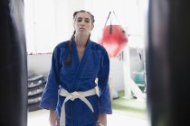 Portrait confiant, robuste jeune femme portant un uniforme de judo — Photo de stock