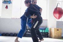 Mulheres praticando judô no ginásio juntas — Fotografia de Stock