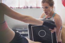 Визначені жінки кікбоксинг з майданчиком у спортзалі — стокове фото