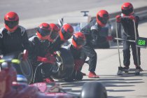Boxencrew mit Reifen bereit für Formel-1-Rennwagen in der Boxengasse — Stockfoto