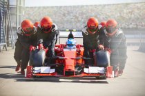 Boxencrew drängt Formel-1-Rennwagen aus Boxengasse — Stockfoto