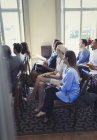 Уважних ділових людей слухають у аудиторії бізнес конференції — стокове фото