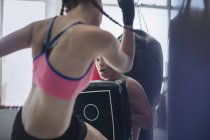 Молоді жінки кікбоксинг в спортзалі — стокове фото