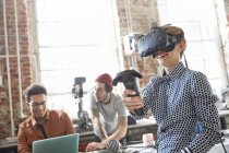 Designerin textet Virtual-Reality-Simulator-Brille und bedient Joystick in Werkstatt — Stockfoto