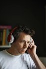 Людина з навушниками під час прослуховування — стокове фото