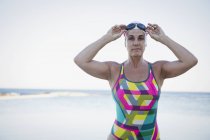 Retrato de nadadora feminina grave — Fotografia de Stock