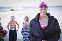 Nuotatore sorridente con asciugamano guardando la fotocamera — Foto stock