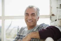 Porträt lächelnder, selbstbewusster älterer Mann — Stockfoto