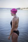 Vista laterale Nuotatore femminile in mare aperto — Foto stock