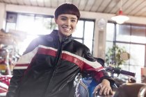 Retrato confiante feminino motocicleta mecânico na oficina — Fotografia de Stock