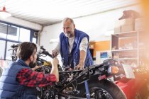 Мотомеханика ремонт мотоцикла в мастерской — стоковое фото