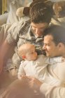 Affectueux mâle gay parents et fils câlins — Photo de stock