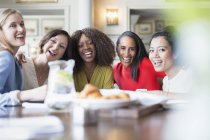 Retrato rindo mulheres amigos jantando na mesa do restaurante — Fotografia de Stock