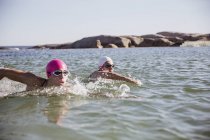 Des nageuses actives à l'extérieur de l'océan pendant la journée — Photo de stock