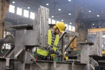 Trabalhador de aço que trabalha na fábrica de fabricação — Fotografia de Stock
