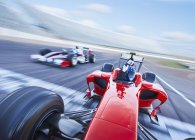 Fórmula um carro de corrida cruzamento linha de chegada na pista de esportes — Fotografia de Stock